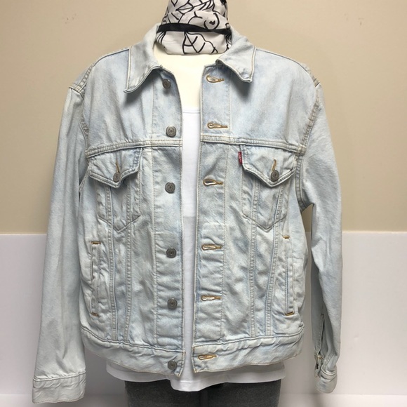 Levi’s Women’s Light wash Embroidered Trucker Jacket Size M - Picture 4 of 13